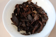 Load image into Gallery viewer, 2000 Zhongcha CNNP 7532 Raw Pu'er Tea Cake, 2000年中茶7532(雪印)纪念饼