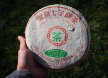Load image into Gallery viewer, 2000 Zhongcha CNNP 7532 Raw Pu'er Tea Cake, 2000年中茶7532(雪印)纪念饼