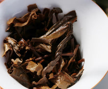 Load image into Gallery viewer, 2011 Autumn Keyixing 85th Anniversary MANSONG Raw Pu'er Tea Cake, 可以兴85周年曼松大树纪念饼