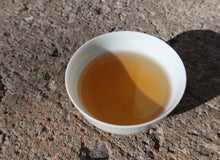 Load image into Gallery viewer, 2011 Autumn Keyixing 85th Anniversary MANSONG Raw Pu'er Tea Cake, 可以兴85周年曼松大树纪念饼