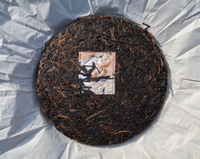 Load image into Gallery viewer, 2011 Autumn Keyixing 85th Anniversary MANSONG Raw Pu'er Tea Cake, 可以兴85周年曼松大树纪念饼