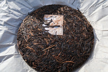 Load image into Gallery viewer, 2011 Autumn Keyixing 85th Anniversary MANSONG Raw Pu'er Tea Cake, 可以兴85周年曼松大树纪念饼