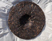 Load image into Gallery viewer, 2011 Autumn Keyixing 85th Anniversary MANSONG Raw Pu'er Tea Cake, 可以兴85周年曼松大树纪念饼