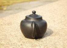 Load image into Gallery viewer, Heini (Wuhui Zhuni) Yigong Yixing Teapot, 焐灰朱泥逸公壶, 130ml