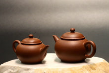 Load image into Gallery viewer, Small Zhuni Shuiping Yixing Teapot, 朱泥小水平, 90ml
