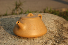 Load image into Gallery viewer, Huangjin Duan ManSheng Shipiao Yixing Teapot with Carvings, 黄金段曼生石瓢, 不肥而坚是以永年, 190ml