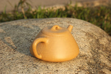 Load image into Gallery viewer, Huangjin Duan ManSheng Shipiao Yixing Teapot with Carvings, 黄金段曼生石瓢, 不肥而坚是以永年, 190ml
