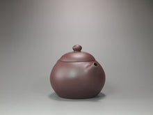 Load image into Gallery viewer, Lao Zini HuangYingchun Xishi Yixing Teapot 老紫泥黄寅春款西施 125ml
