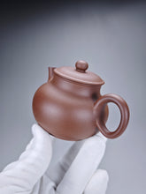 Load image into Gallery viewer, Lao Zini GuWeng Yixing Teapot 老紫泥古瓮 145ml
