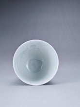 Load image into Gallery viewer, 100ml Qinghua Swallows Jingdezhen Porcelain Teacup by KuangShi 耕隐青花手绘仰钟杯-燕子
