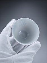 Load image into Gallery viewer, 100ml Qinghua Swallows Jingdezhen Porcelain Teacup by KuangShi 耕隐青花手绘仰钟杯-燕子
