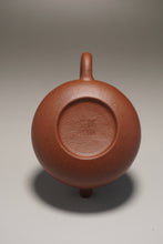 Load image into Gallery viewer, Fully Handmade Dicaoqing Rongtian Yixing Teapot by Yang Yinchao 全手工杨寅超底槽清容天 100ml
