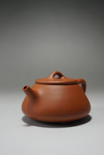 Load image into Gallery viewer, Zhuni Little Shipiao Yixing Teapot 朱泥平盖石瓢 100ml

