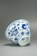 Load image into Gallery viewer, 100ml Fish and the Sea Qinghua Fanggu Jingdezhen Porcelain Teacup 耕隐鱼藻纹压手杯
