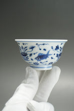 Load image into Gallery viewer, 100ml Fish and the Sea Qinghua Fanggu Jingdezhen Porcelain Teacup 耕隐鱼藻纹压手杯
