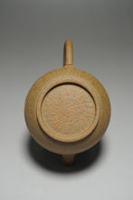 Load image into Gallery viewer, Fully Handmade duanni Julunzhu Teapot with carving by Dasheng 全手工大生段泥刻绘巨轮珠 100ml
