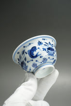 Load image into Gallery viewer, 100ml Fish and the Sea Qinghua Fanggu Jingdezhen Porcelain Teacup 耕隐鱼藻纹压手杯
