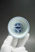 Load image into Gallery viewer, 100ml Fish and the Sea Qinghua Fanggu Jingdezhen Porcelain Teacup 耕隐鱼藻纹压手杯
