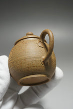 Load image into Gallery viewer, Fully Handmade duanni Julunzhu Teapot with carving by Dasheng 全手工大生段泥刻绘巨轮珠 100ml

