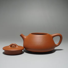 Load image into Gallery viewer, Zhuni Little Shipiao Yixing Teapot 朱泥平盖石瓢 100ml
