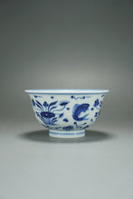Load image into Gallery viewer, 100ml Fish and the Sea Qinghua Fanggu Jingdezhen Porcelain Teacup 耕隐鱼藻纹压手杯

