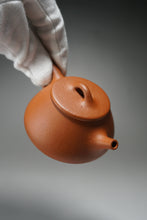 Load image into Gallery viewer, Zhuni Little Shipiao Yixing Teapot 朱泥平盖石瓢 100ml
