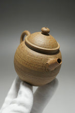 Load image into Gallery viewer, Fully Handmade duanni Julunzhu Teapot with carving by Dasheng 全手工大生段泥刻绘巨轮珠 100ml
