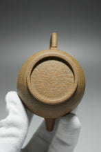 Load image into Gallery viewer, Fully Handmade duanni Julunzhu Teapot with carving by Dasheng 全手工大生段泥刻绘巨轮珠 100ml
