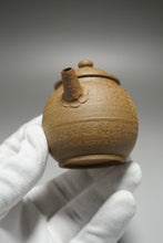 Load image into Gallery viewer, Fully Handmade duanni Julunzhu Teapot with carving by Dasheng 全手工大生段泥刻绘巨轮珠 100ml
