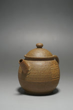 Load image into Gallery viewer, Fully Handmade duanni Julunzhu Teapot with carving by Dasheng 全手工大生段泥刻绘巨轮珠 100ml

