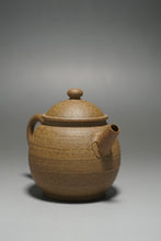 Load image into Gallery viewer, Fully Handmade duanni Julunzhu Teapot with carving by Dasheng 全手工大生段泥刻绘巨轮珠 100ml
