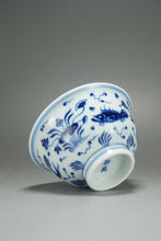 Load image into Gallery viewer, 100ml Fish and the Sea Qinghua Fanggu Jingdezhen Porcelain Teacup 耕隐鱼藻纹压手杯
