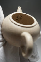 Load image into Gallery viewer, PRE-ORDER: Baiyuduan Shuiping Yixing Teapot 白玉段小水平 105ml

