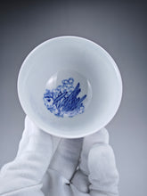 Load image into Gallery viewer, 110ml Qinghua Daffodils and Bird Jingdezhen Porcelain Teacup by KuangShi 耕隐青花手绘品茗杯-水仙
