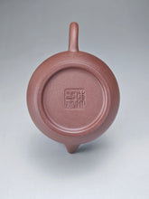 Load image into Gallery viewer, Lao Zini Bale Shuiping Yixing Teapot 老紫泥芭乐水平 110ml
