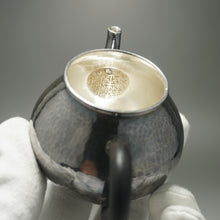 Load image into Gallery viewer, 999 Pure Silver Handmade Pear Teapot 全手工纯银999梨形壶 110ml
