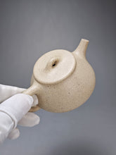 Load image into Gallery viewer, Baiyuduan Little Shipiao Yixing Teapot 白玉段小石瓢 110ml
