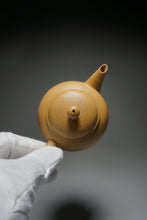 Load image into Gallery viewer, Huangjin Duan Little Shuiping Yixing Teapot 黄金段小水平 90ml
