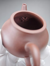 Load image into Gallery viewer, Lao Zini Bale Shuiping Yixing Teapot 老紫泥芭乐水平 110ml
