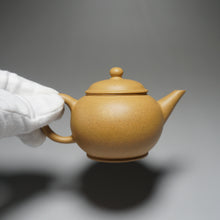 Load image into Gallery viewer, Huangjin Duan Little Shuiping Yixing Teapot 黄金段小水平 90ml
