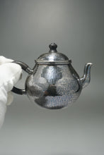 Load image into Gallery viewer, 999 Pure Silver Handmade Pear Teapot 全手工纯银999梨形壶 110ml

