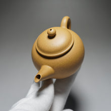Load image into Gallery viewer, Huangjin Duan Little Shuiping Yixing Teapot 黄金段小水平 90ml
