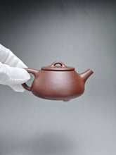 Load image into Gallery viewer, Lao Zini Pinggai Shipiao Yixing Teapot 老紫泥平盖石瓢 115ml
