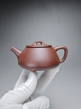 Load image into Gallery viewer, Lao Zini Pinggai Shipiao Yixing Teapot 老紫泥平盖石瓢 115ml
