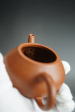 Load image into Gallery viewer, Zhuni Pear Yixing Teapot 朱泥梨形壶 115ml
