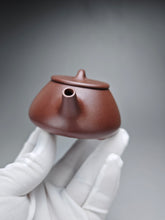 Load image into Gallery viewer, Lao Zini Pinggai Shipiao Yixing Teapot 老紫泥平盖石瓢 115ml
