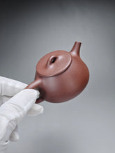 Load image into Gallery viewer, Lao Zini Pinggai Shipiao Yixing Teapot 老紫泥平盖石瓢 115ml
