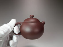 Load image into Gallery viewer, Lao Zini HuangYingchun Xishi Yixing Teapot 老紫泥黄寅春款西施 125ml
