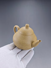 Load image into Gallery viewer, Benshan Lüni  Pear Yixing Teapot 本山绿泥梨形壶 120ml
