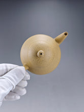 Load image into Gallery viewer, Benshan Lüni  Pear Yixing Teapot 本山绿泥梨形壶 120ml
